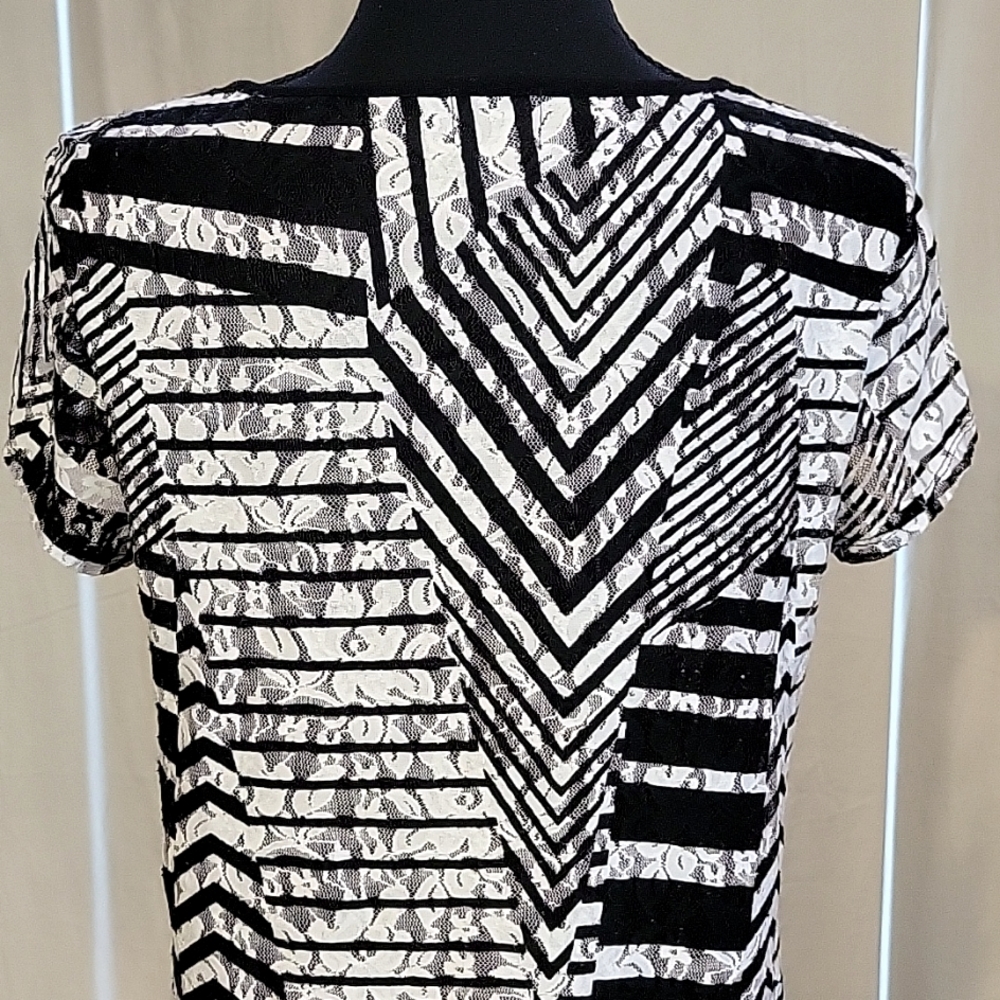Chico's Black White 2-Layer Lace Tunic Top Cap Sleeve Geometric Sz 0 S - Picture 5 of 7
